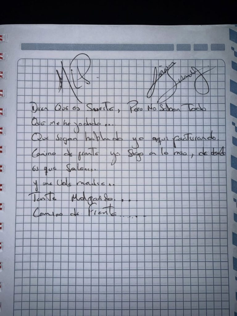 encuentran-una-hoja-con-el-puno-y-letra-de-yeison-jimenez-DDIXZN6Q75FG5IGV6GTA2RIRNI