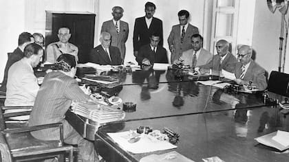 mohammed-mossadegh-en-una-reunion-con-su-gabinete-RFO3TBPO6BDTNC23SVZQBGYQSA